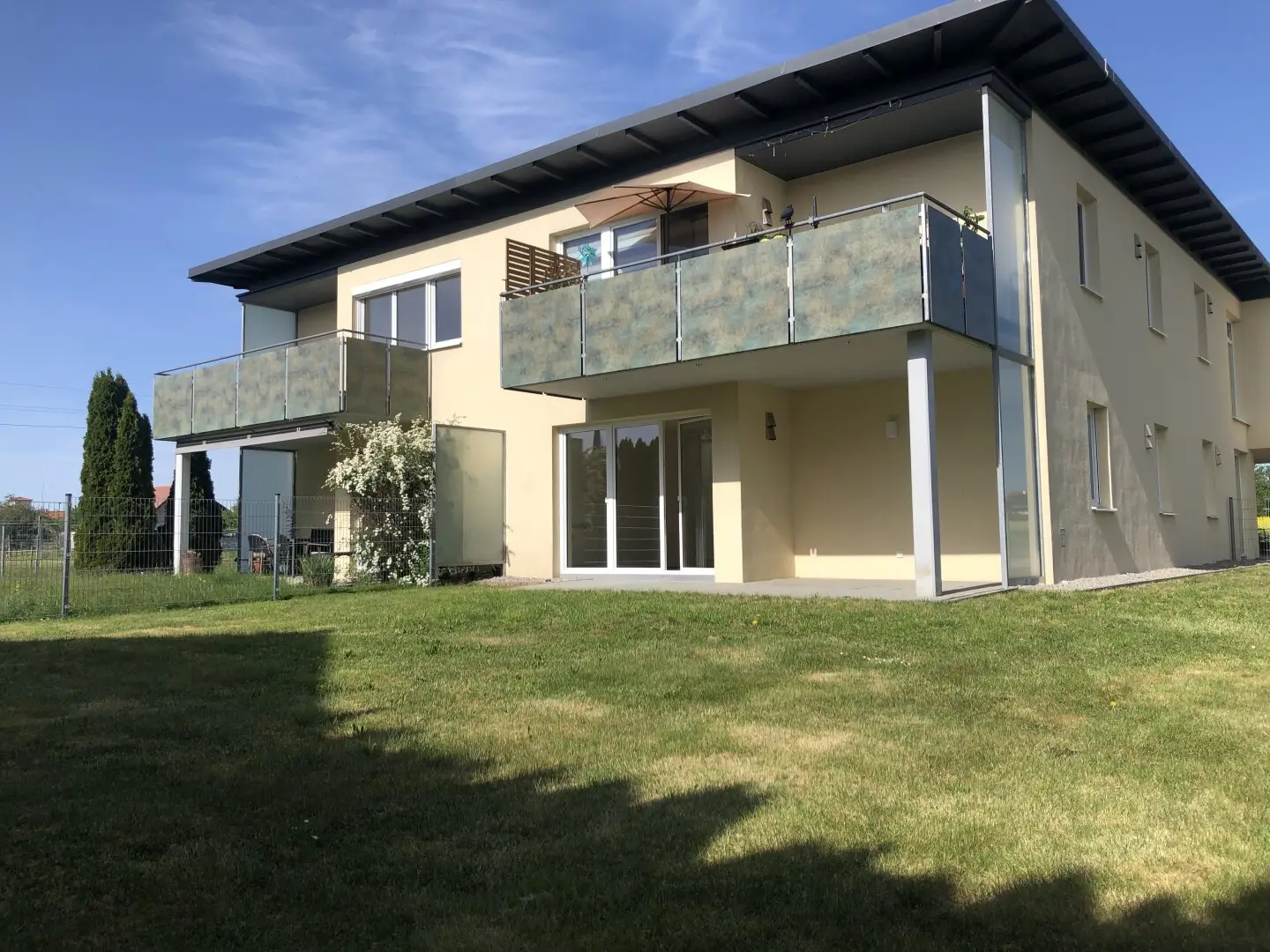Living in green surroundings – Bright 3-room apartment with balcony and loggia