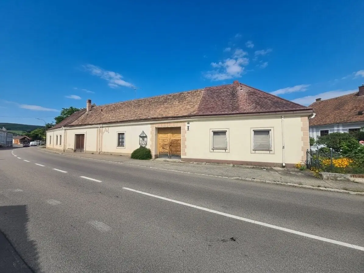 Historische ehemalige Schmiede mit 2 Wohneinheiten, Innenhof, Garage &amp; vielseitigen Nebenflächen in Retz