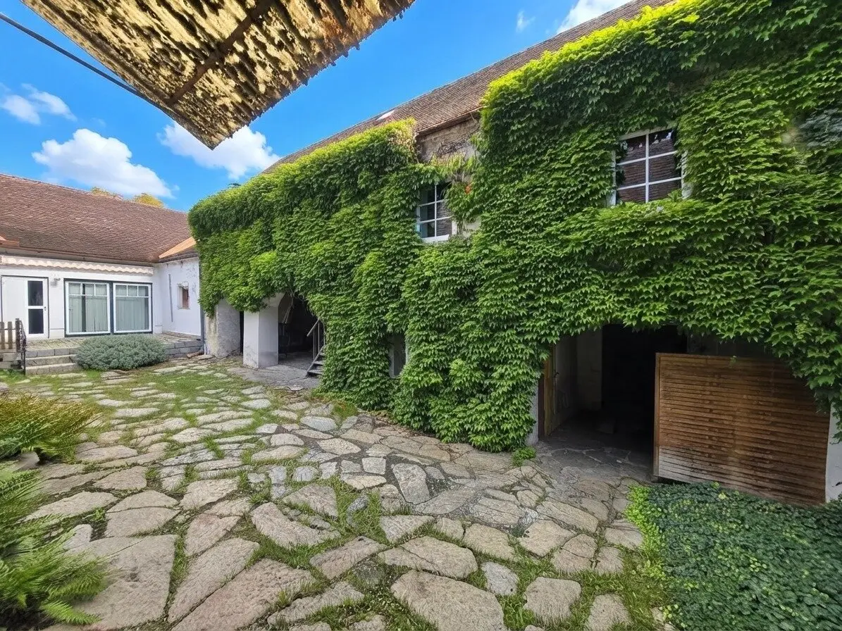 Historische ehemalige Schmiede mit 2 Wohneinheiten, Innenhof, Garage &amp; vielseitigen Nebenflächen in Retz