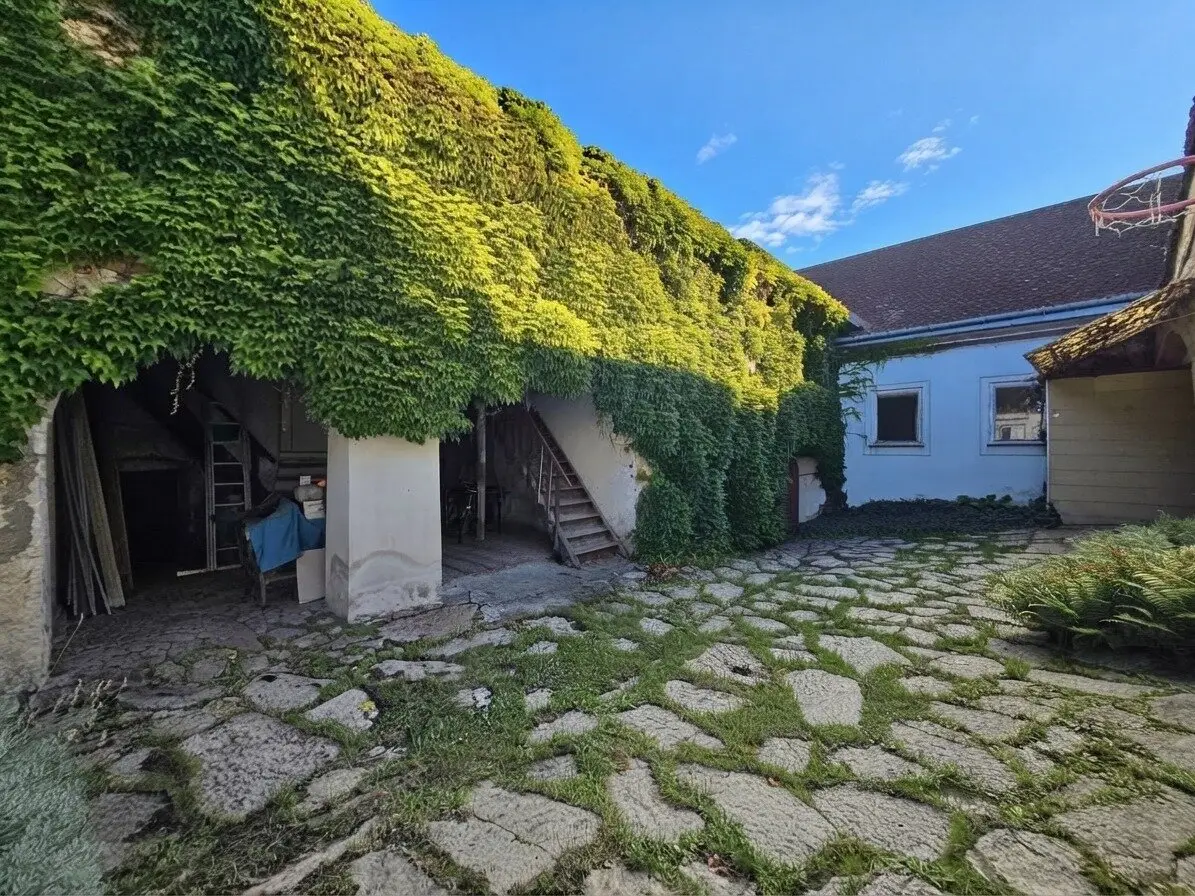 Historische ehemalige Schmiede mit 2 Wohneinheiten, Innenhof, Garage &amp; vielseitigen Nebenflächen in Retz