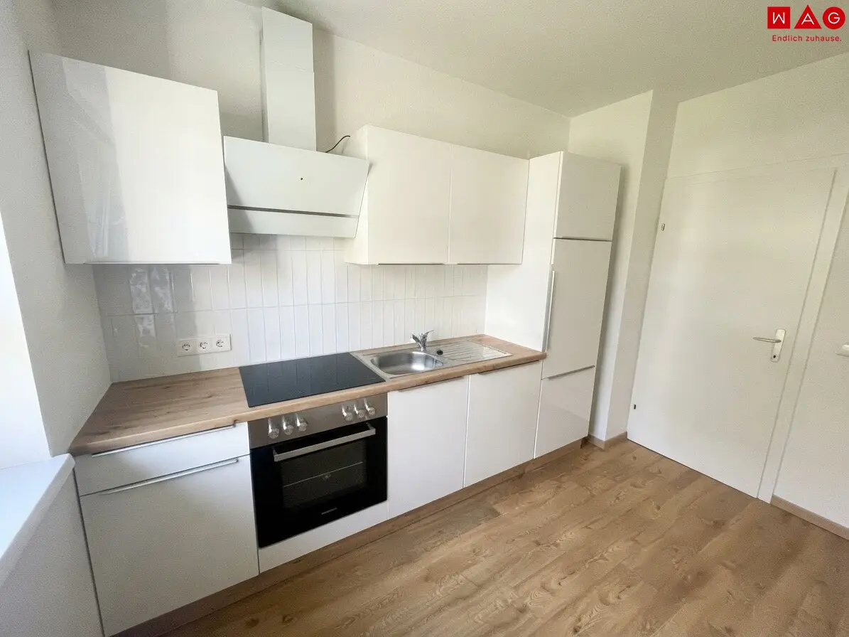 Renovated 3-room apartment in prime location with kitchen
