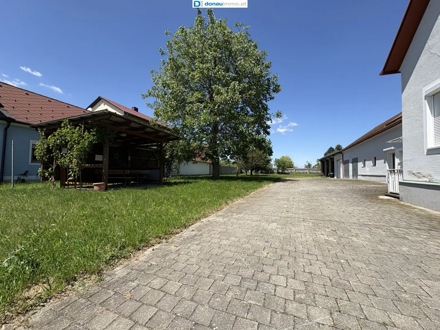 Ihr Landhaus im Herzen der Eisenberg-Weinidylle – 1.838 m² Baugrund, Garage, Carport und Werkstätten