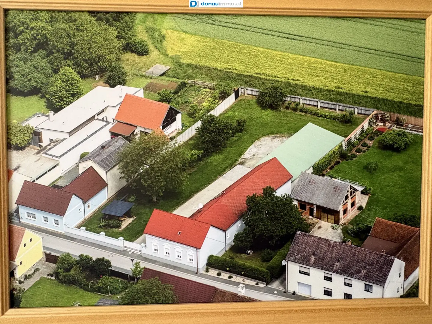 Ihr Landhaus im Herzen der Eisenberg-Weinidylle – 1.838 m² Baugrund, Garage, Carport und Werkstätten