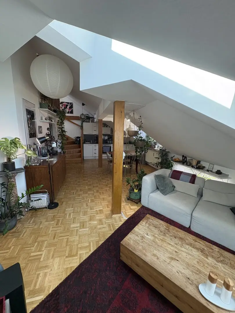 Charmante Dachgeschosswohnung mit Galerie und großzügigem Wohnbereich