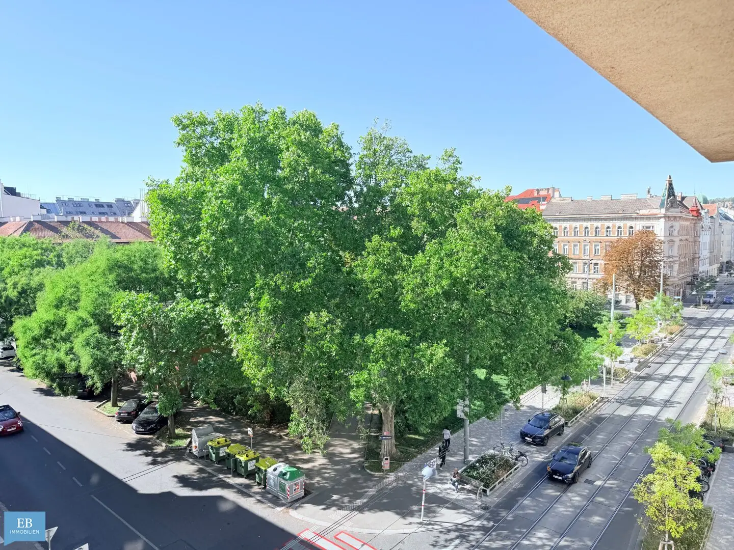 Helle Dachgeschoss-Eckwohnung mit Grünblick beim Stillfriedplatz