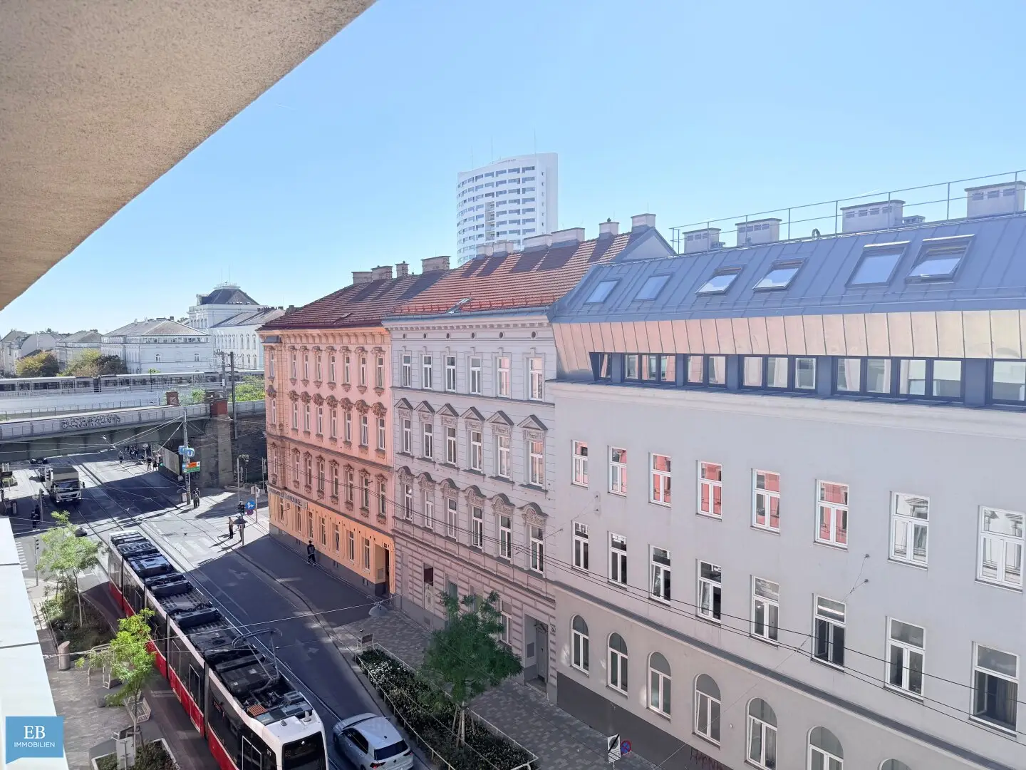 Helle Dachgeschoss-Eckwohnung mit Grünblick beim Stillfriedplatz