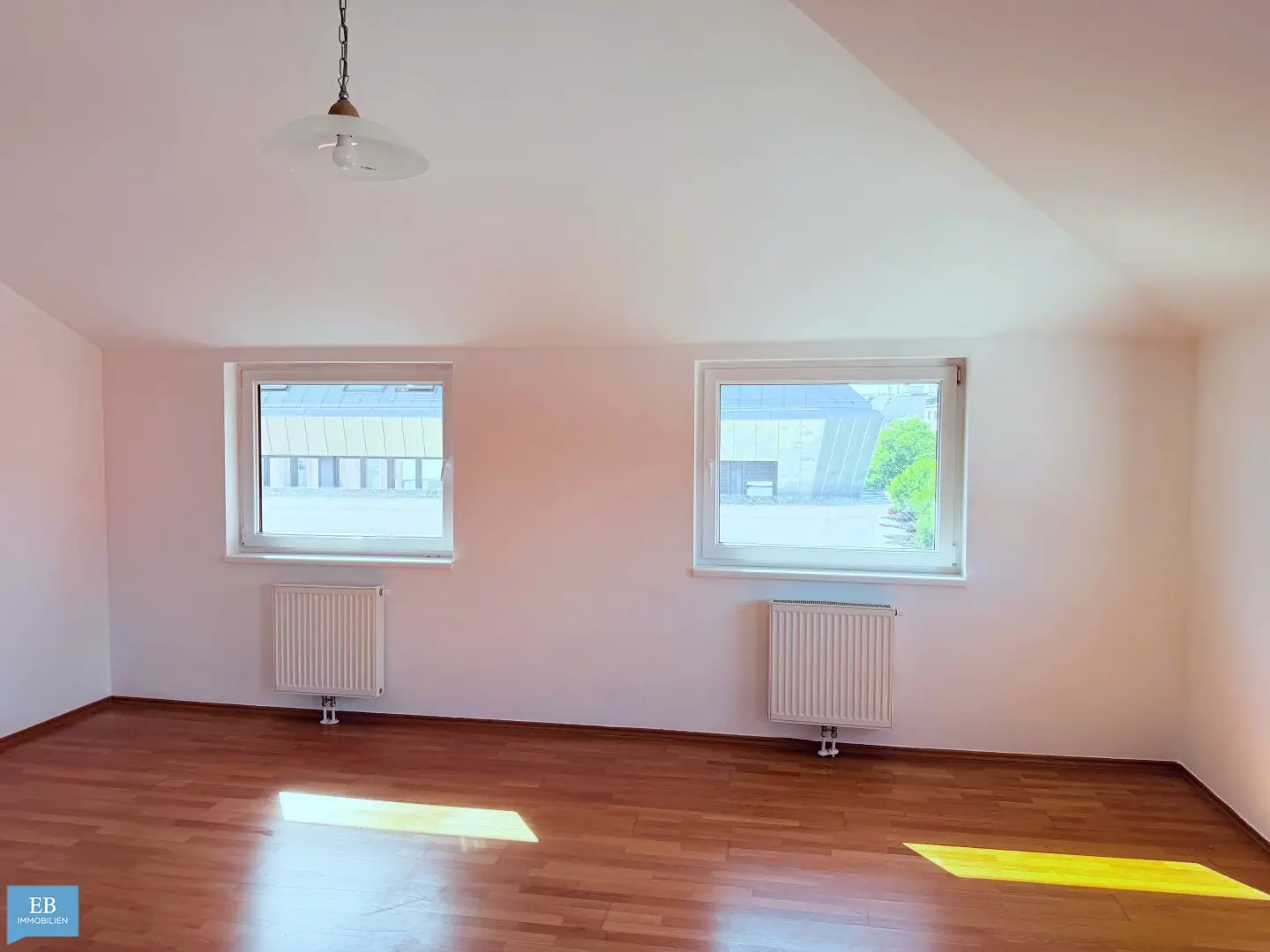 Helle Dachgeschoss-Eckwohnung mit Grünblick beim Stillfriedplatz