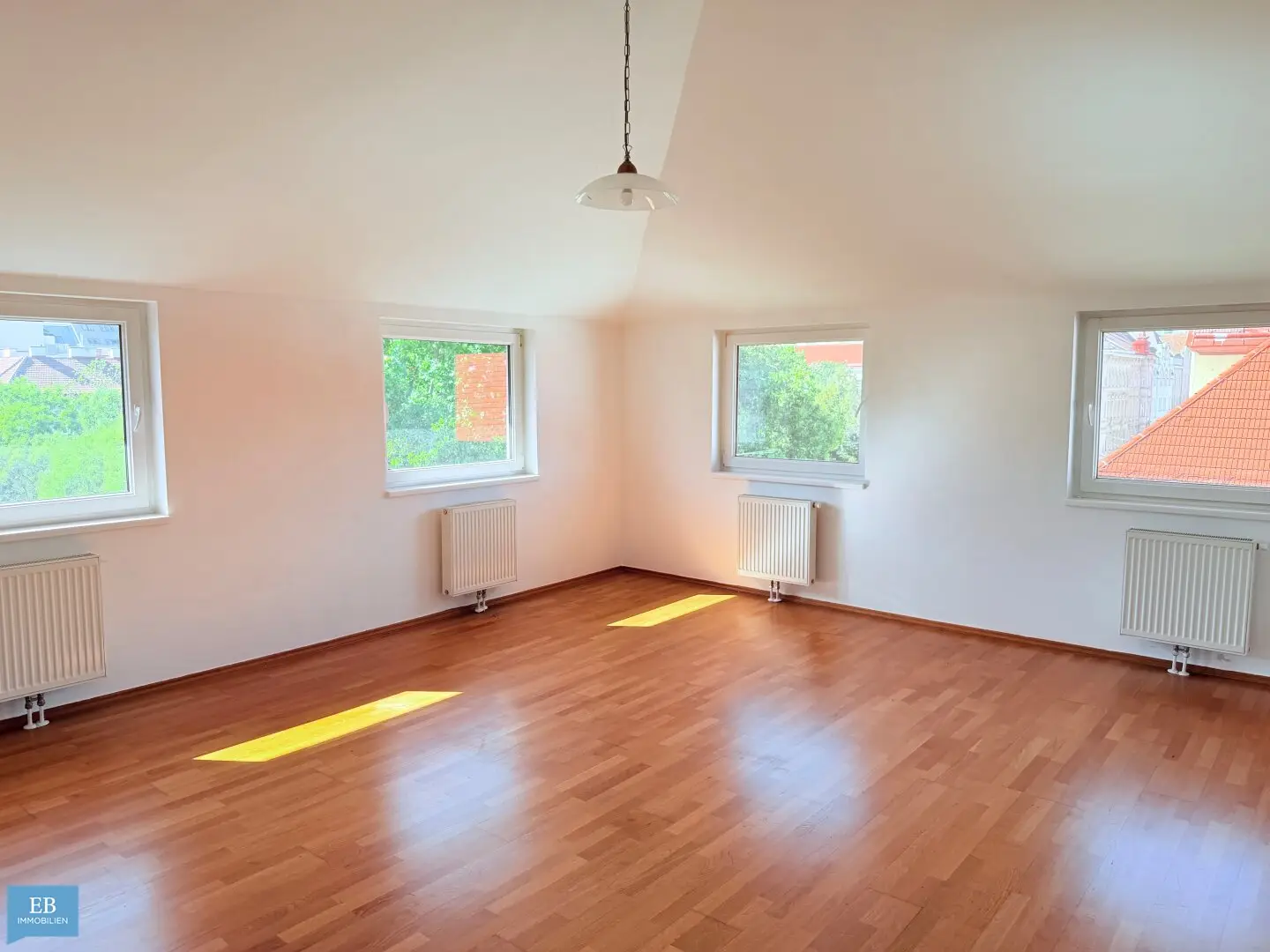Helle Dachgeschoss-Eckwohnung mit Grünblick beim Stillfriedplatz
