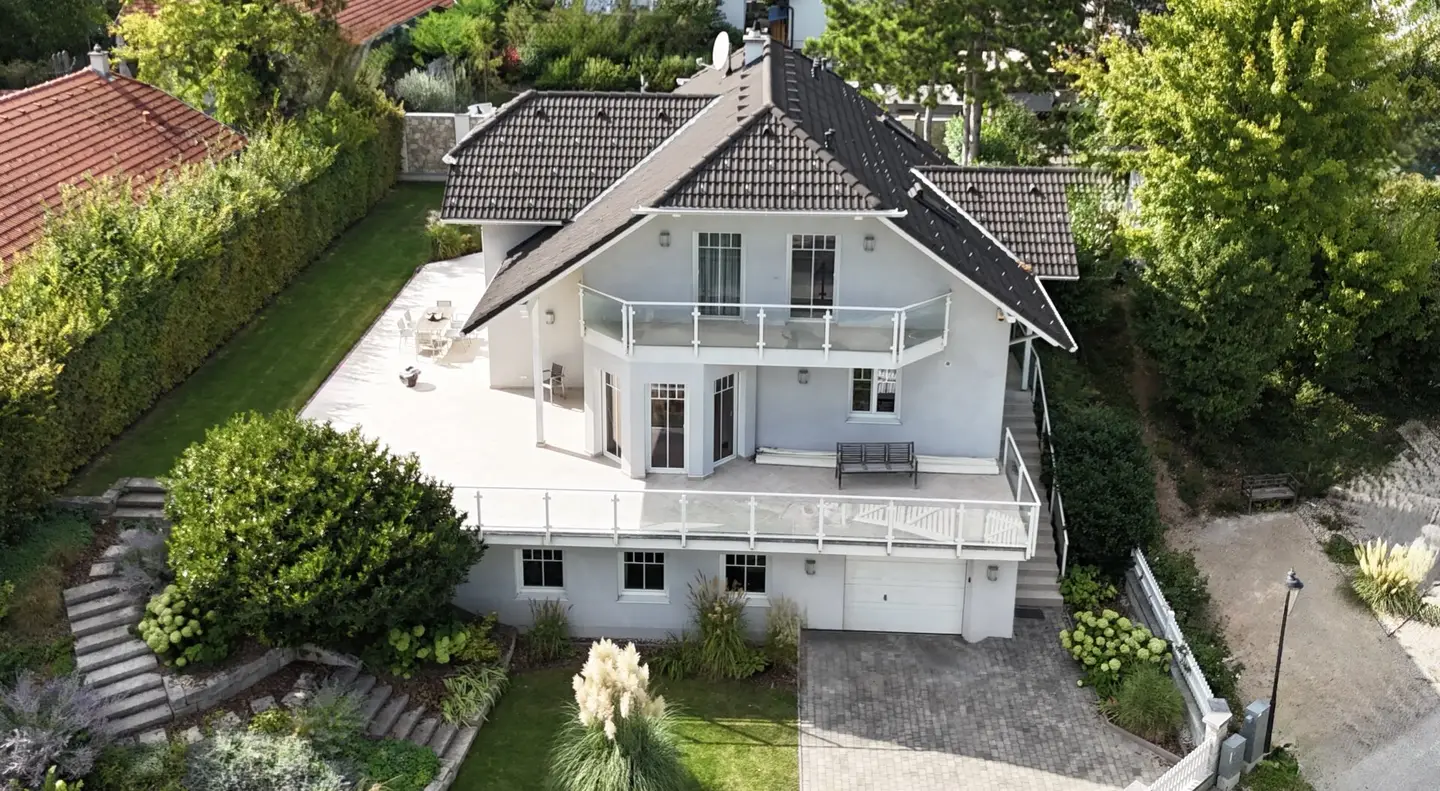 Exclusive house in Bad Fischau-Brunn with 310m² living space, garden, pool, terrace, garage, 7 rooms, well maintained