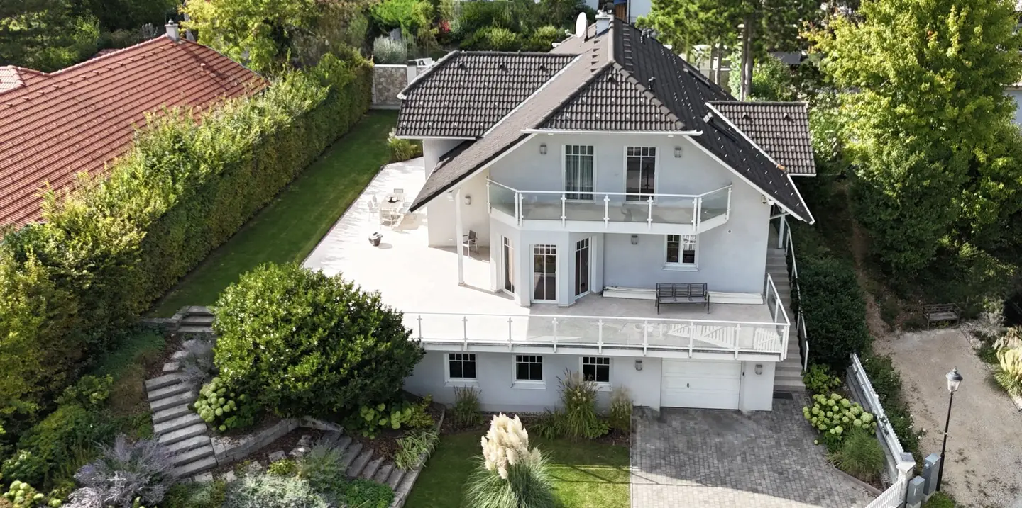 Exclusive house in Bad Fischau-Brunn with 310m² living space, garden, pool, terrace, garage, 7 rooms, well maintained