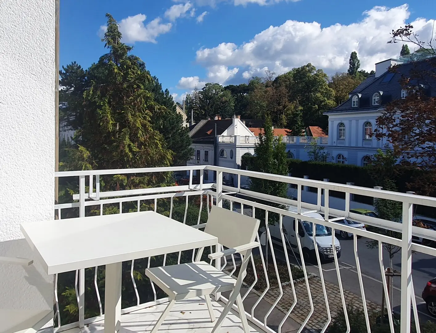 Hochwertig saniert MITTEN IN GRINZING! MÖBLIERTE KLEINWOHNUNG MIT DACHTERRASSE