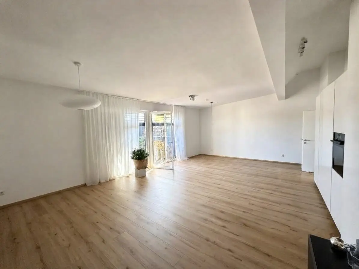 NEU! 4-Zimmer-Dachgeschosswohnung mit Terrasse in historischem Haus am Neunkirchner Hauptplatz! Klimaanlage!