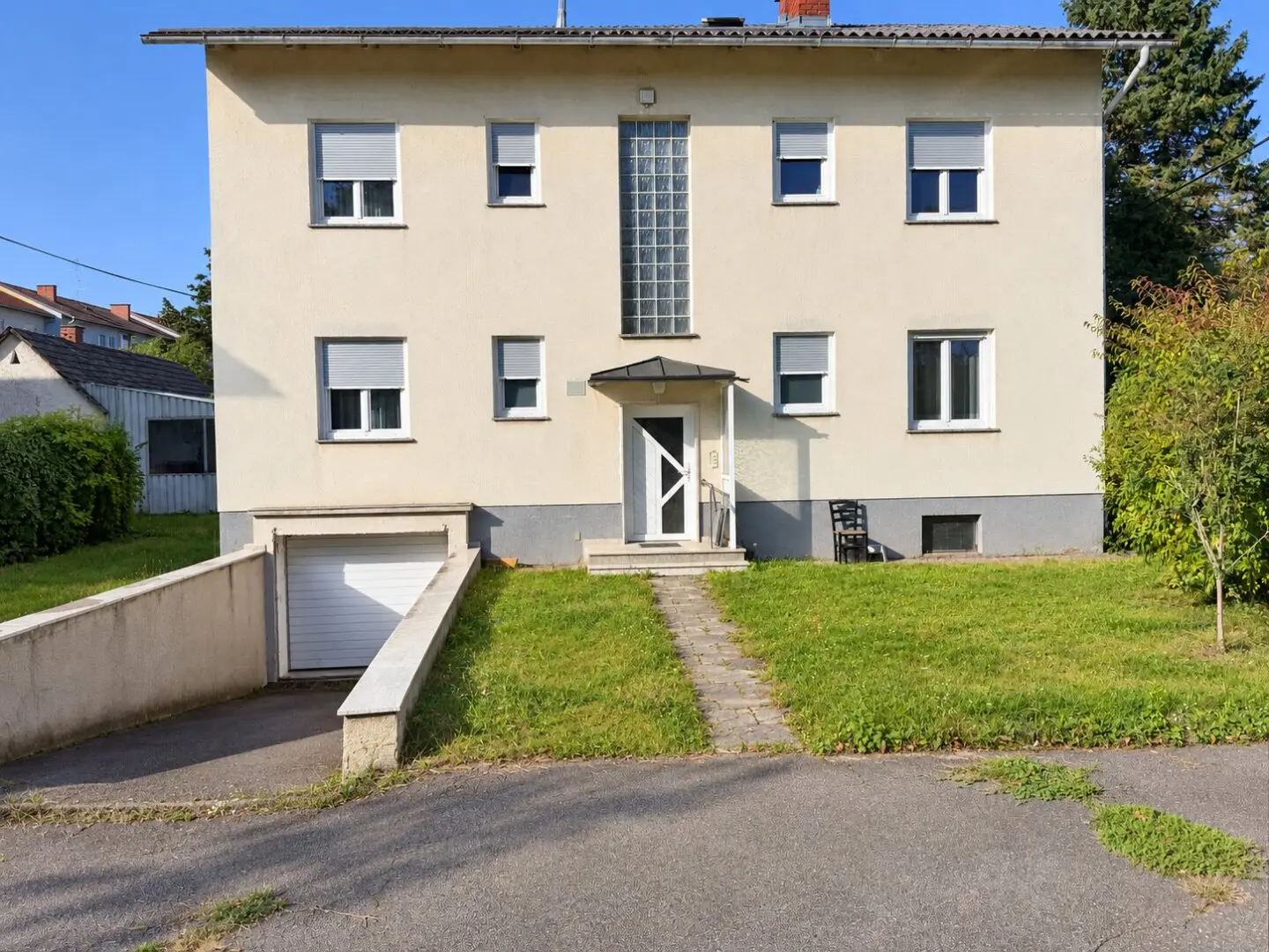 Two-family house in the center of Kalsdorf bei Graz with versatile development potential