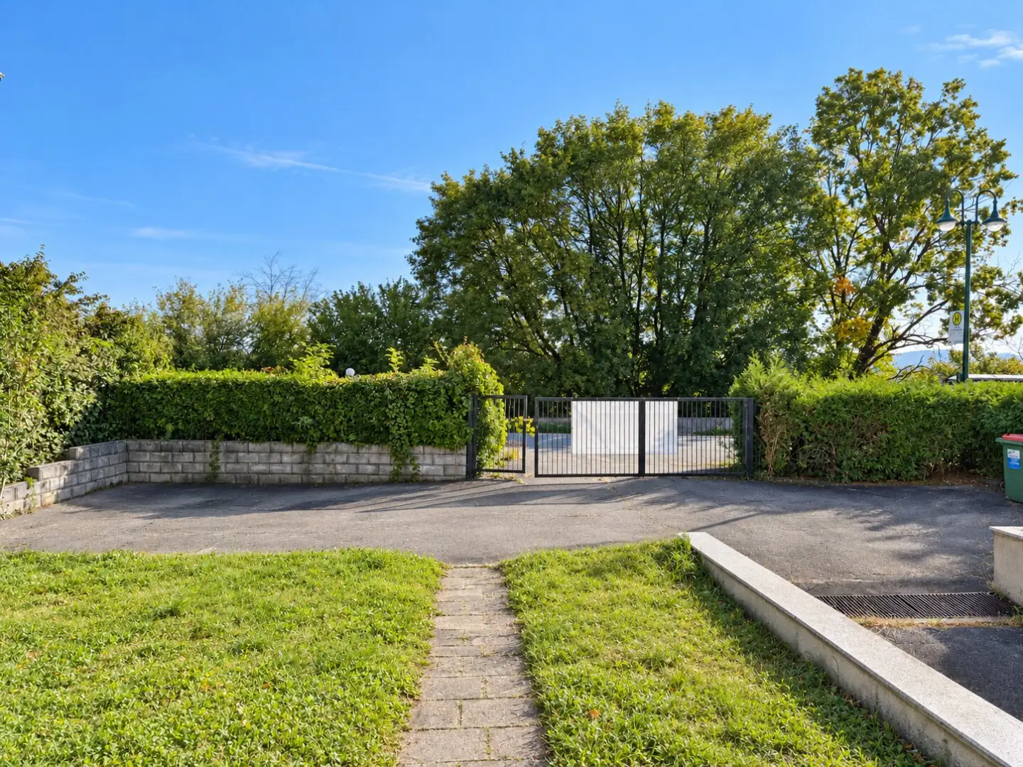 Two-family house in the center of Kalsdorf bei Graz with versatile development potential