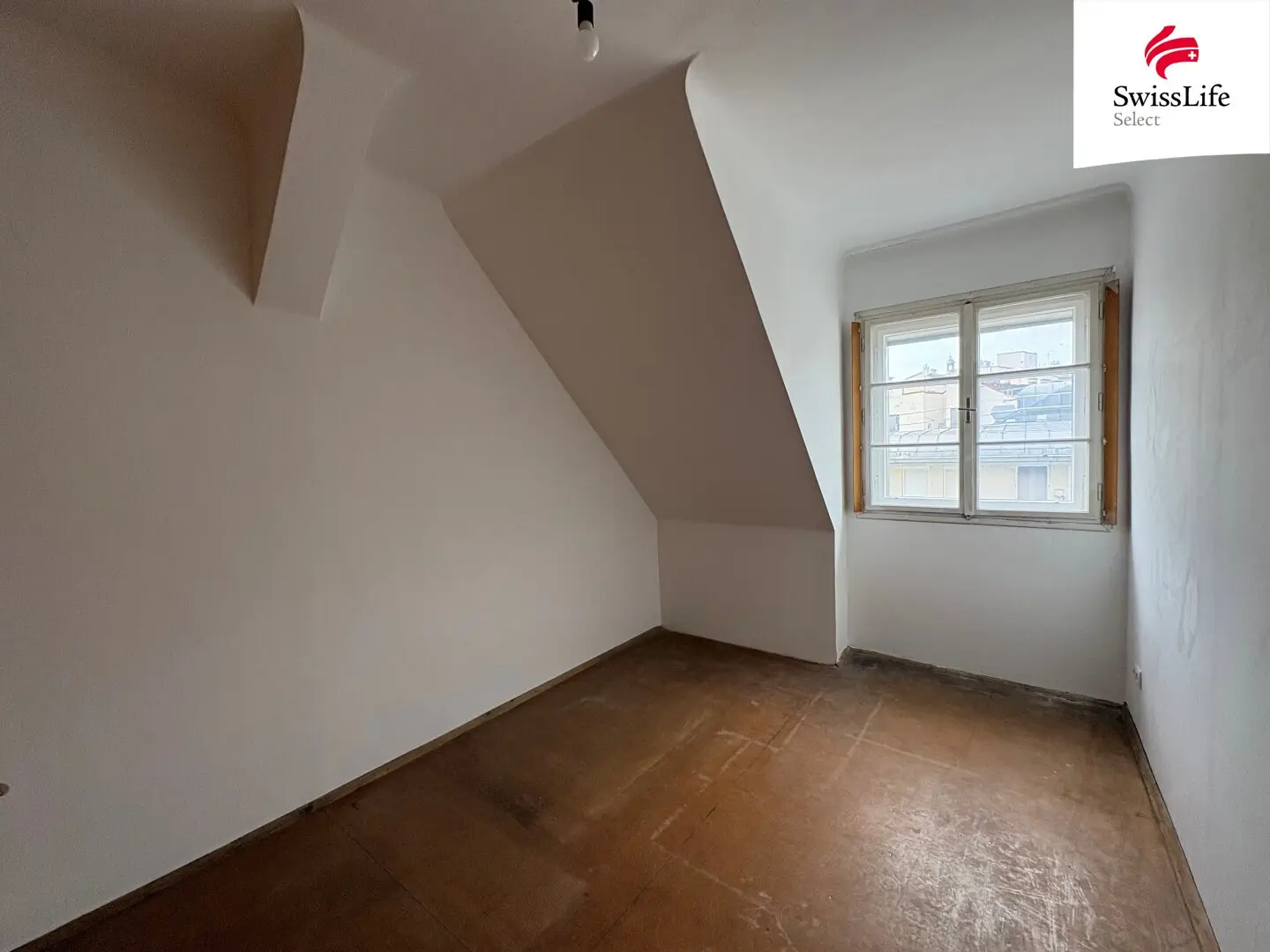 Top-floor apartment in need of renovation | 5 rooms | Near U4 Pilgramgasse