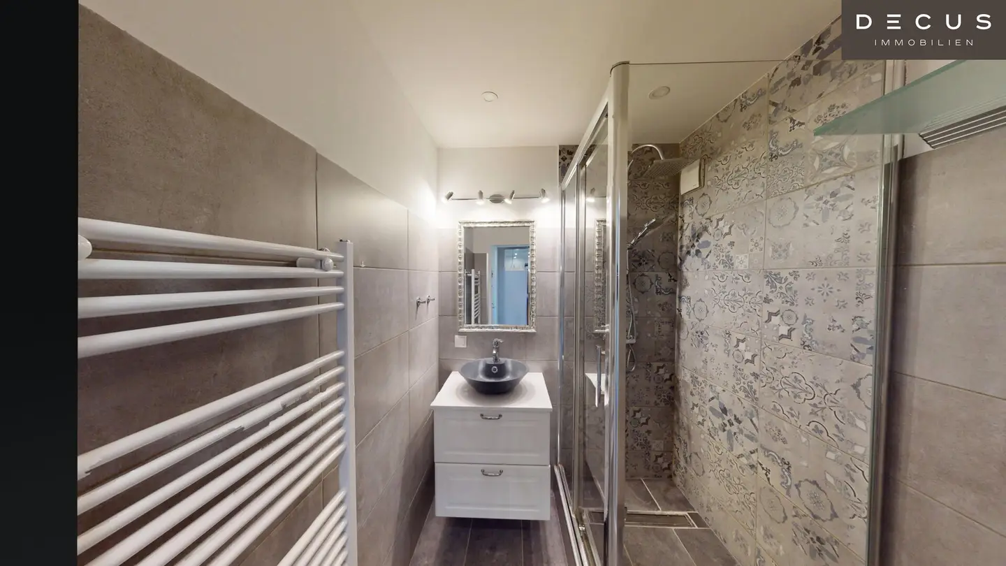 INNER COURTYARD LOCATION - BRIGHT 2 ROOM APARTMENT WITH SEPARATE KITCHEN