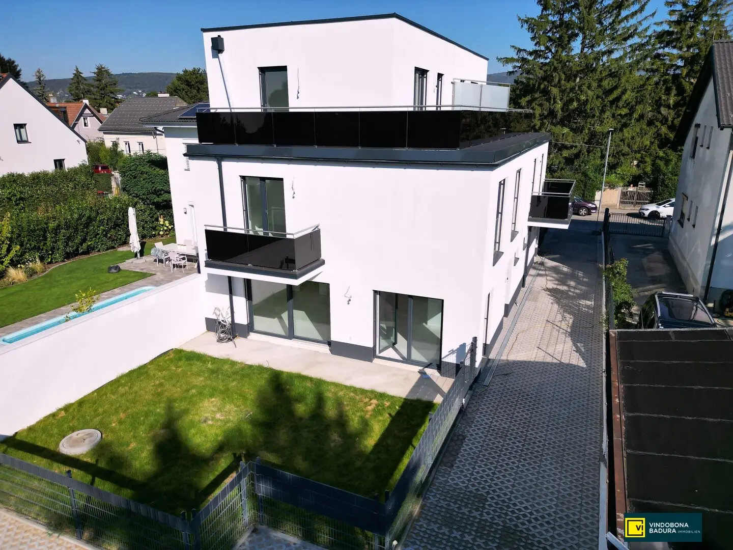 Semi-detached house in quiet residential area | south garden | roof terrace