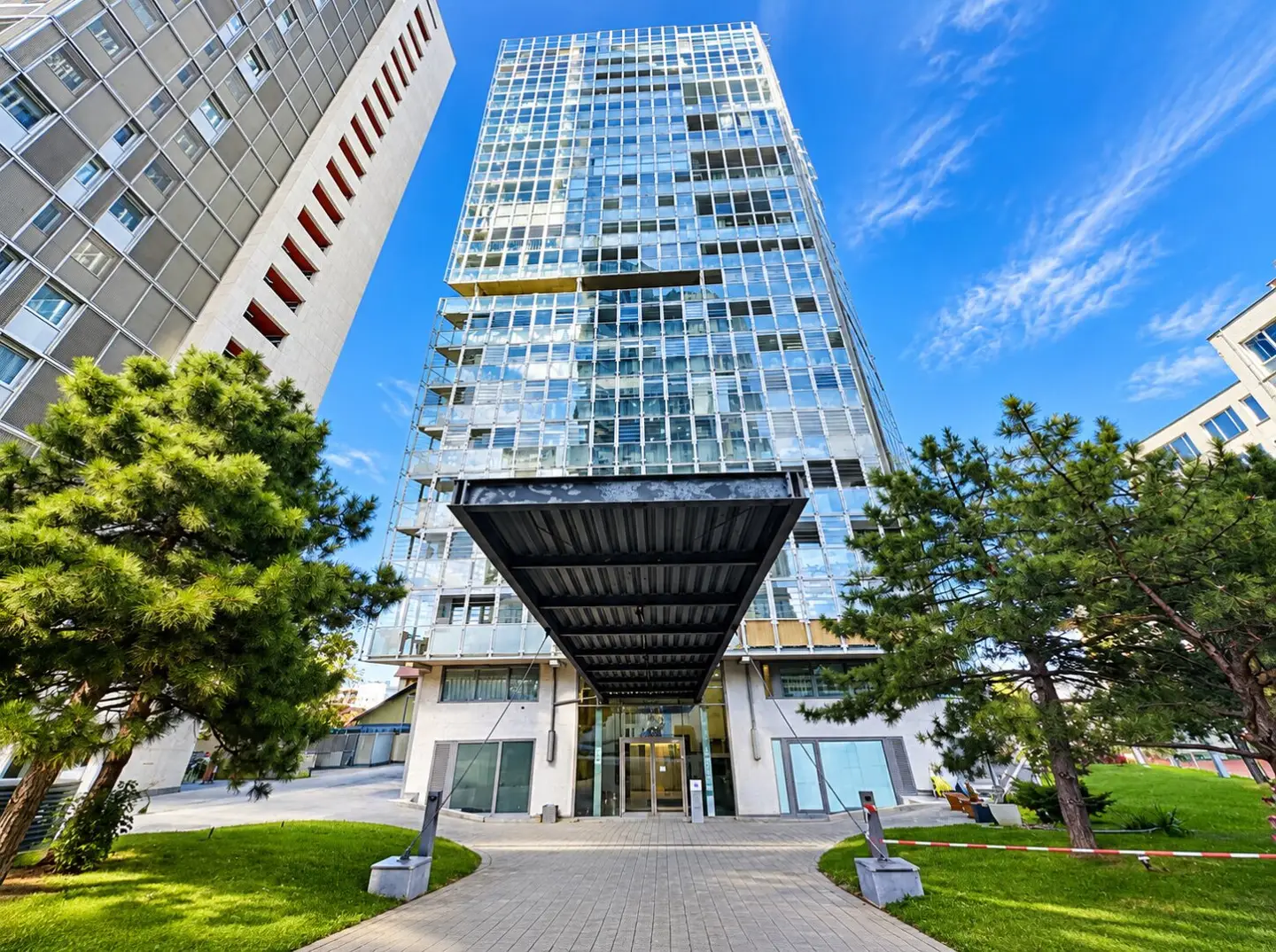 Office in Coop Tower | approx. 40 m² | Sky Lobby, Rooftop Terrace &amp; Concierge