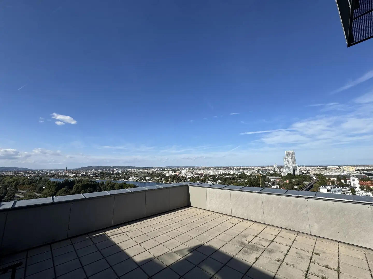 Büro im Coop Turm | ca. 40 m² | Sky Lobby, Dachterrasse & Concierge