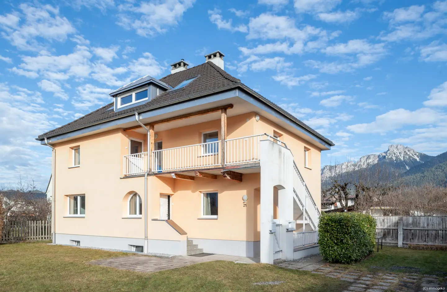 Anlegerwohnung im Villenstil mit großem Garten