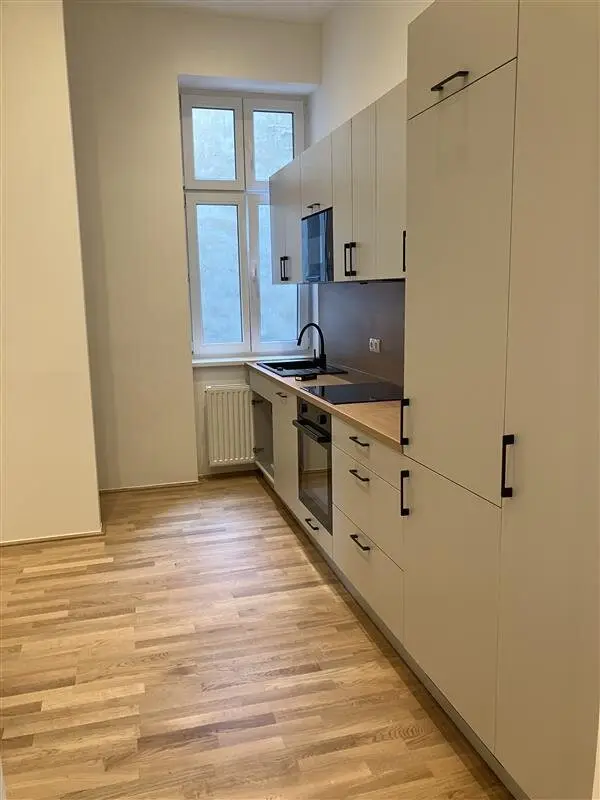 UNBEFRISTET: In Generalsanierung - 4-Zimmerwohnung in der Praterstraße mit einem kleinen Balkon