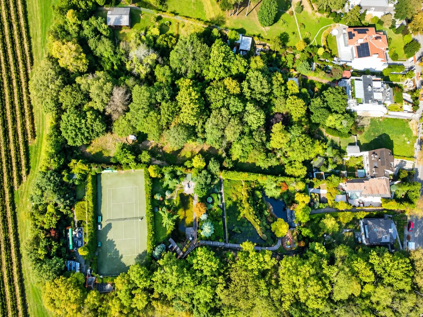 ABSOLUTELY LUXURIOUS ESTATE AT COBENZL with private tennis court I two biotopes I garage with 2 parking spaces I breathtaking view