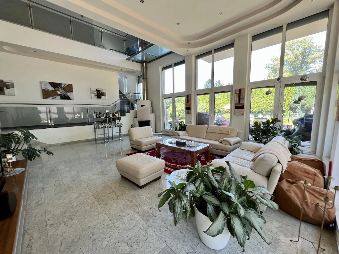 Villa mit großzügigem Raumkonzept und großem Garten