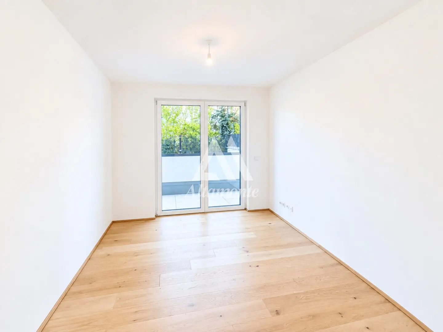 Living by the water - 4 rooms, generous garden &amp; two terraces