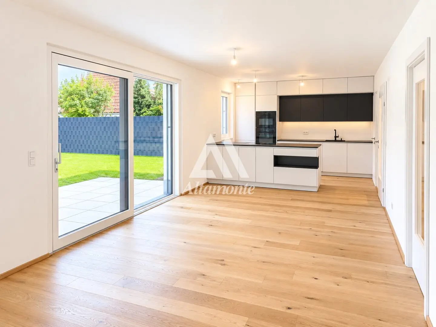 Living by the water - 4 rooms, generous garden &amp; two terraces