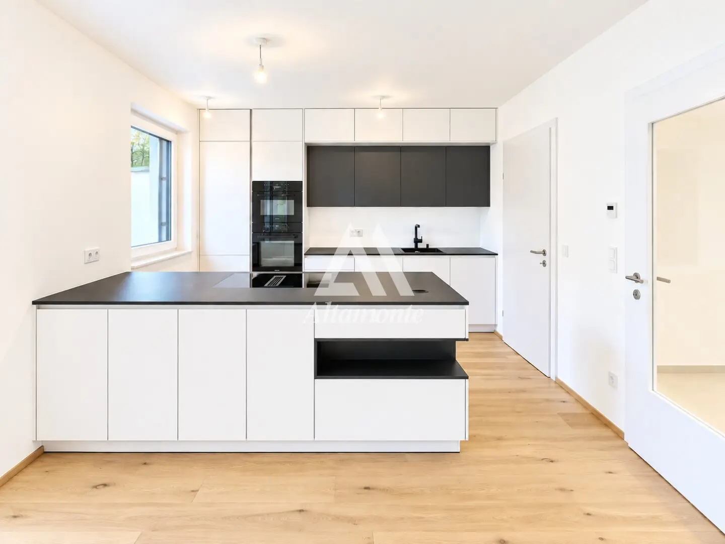 Living by the water - 4 rooms, generous garden &amp; two terraces