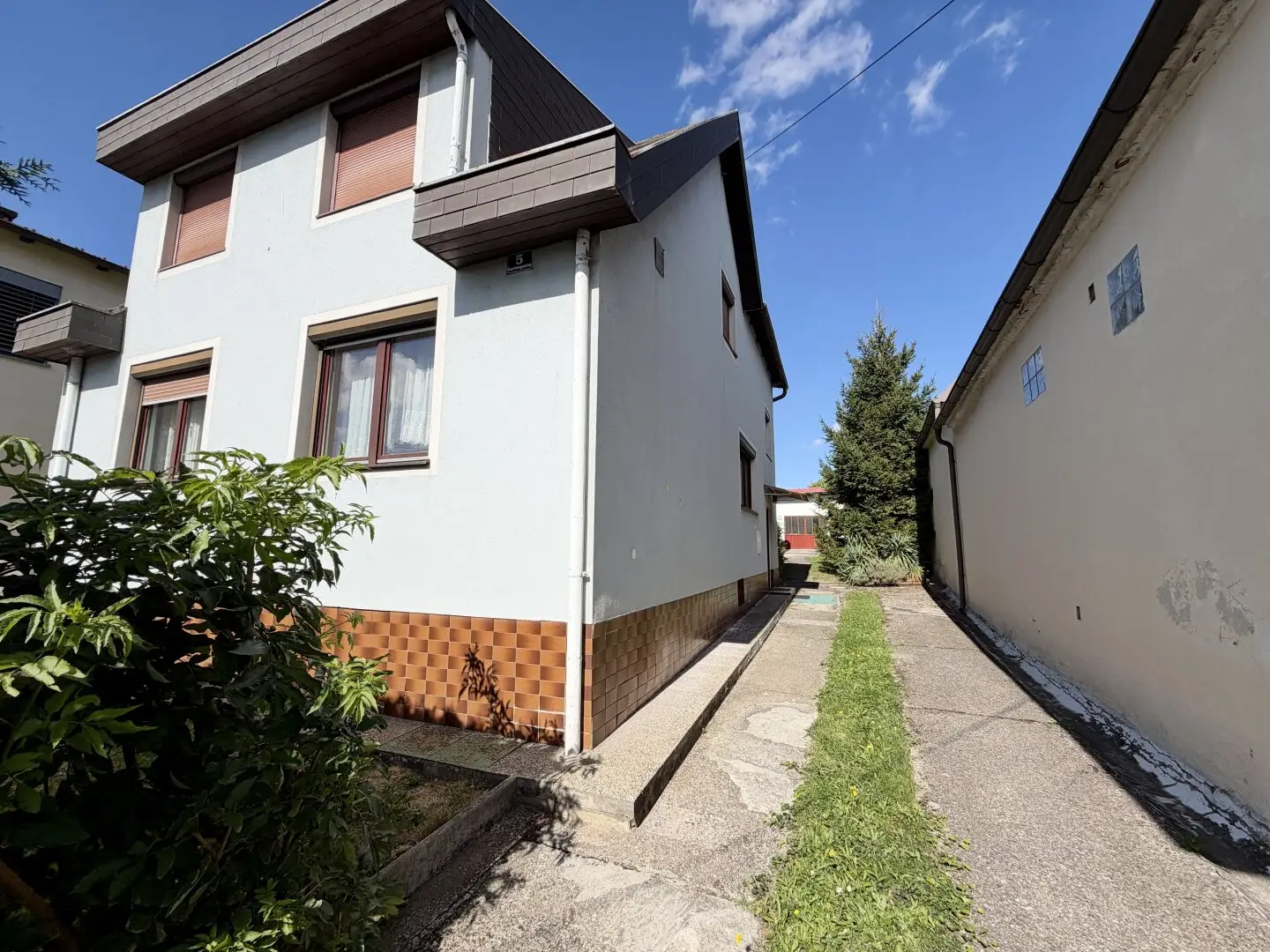 2 residential units under one roof – ideal for family, generations and working from home in Horitschon