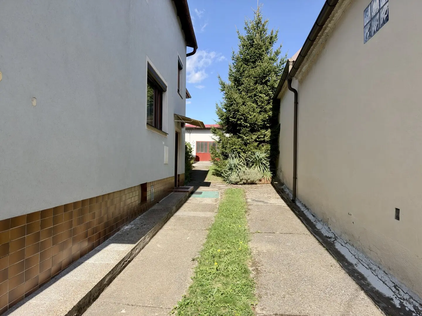 2 residential units under one roof – ideal for family, generations and working from home in Horitschon