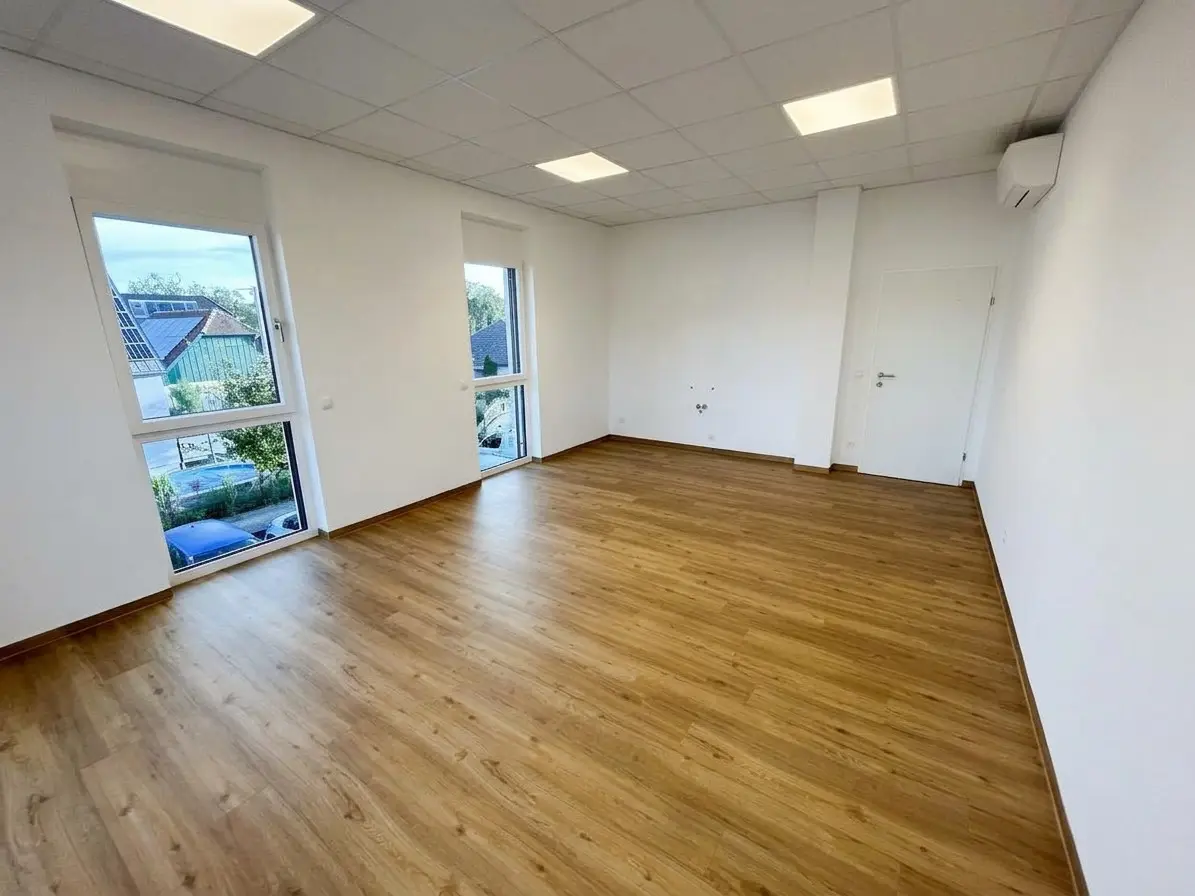 Heller klimatisierter Raum in modernem Multifunktionshaus Wohnung
