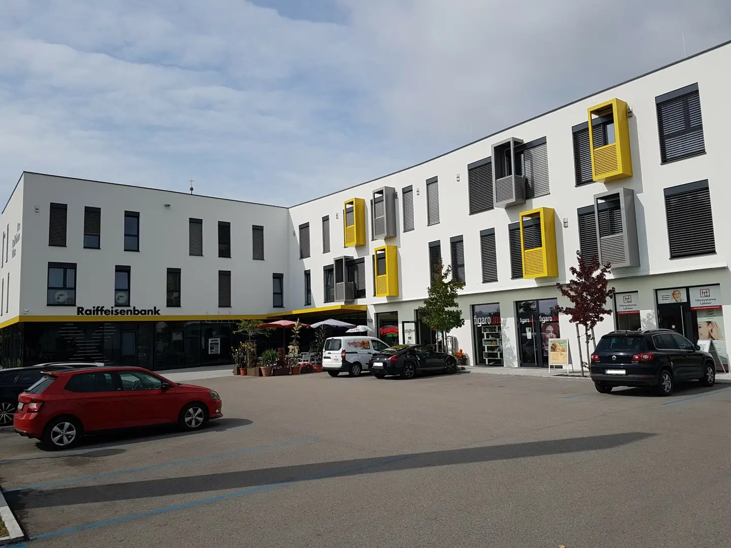 Heller klimatisierter Raum in modernem Multifunktionshaus Wohnung
