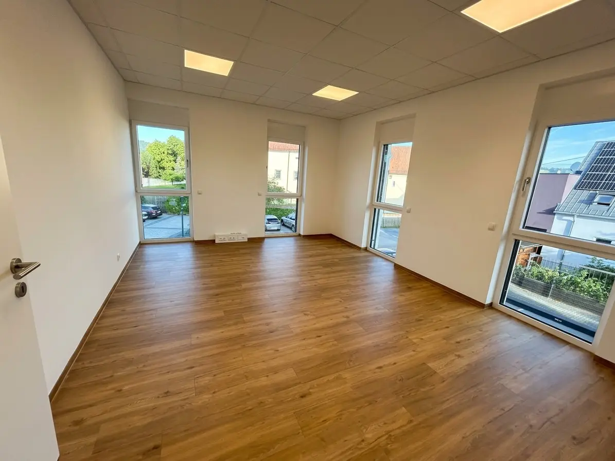 Heller klimatisierter Raum in modernem Multifunktionshaus Wohnung
