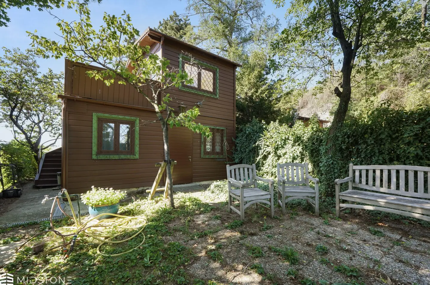 Allotment garden house in the vineyards of Döbling with dreamy view of Vienna and private garden