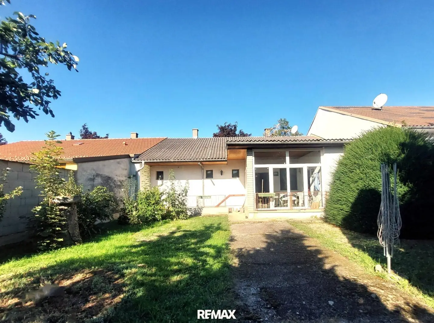 Solides Einfamilienhaus mit Garten und großer Halle