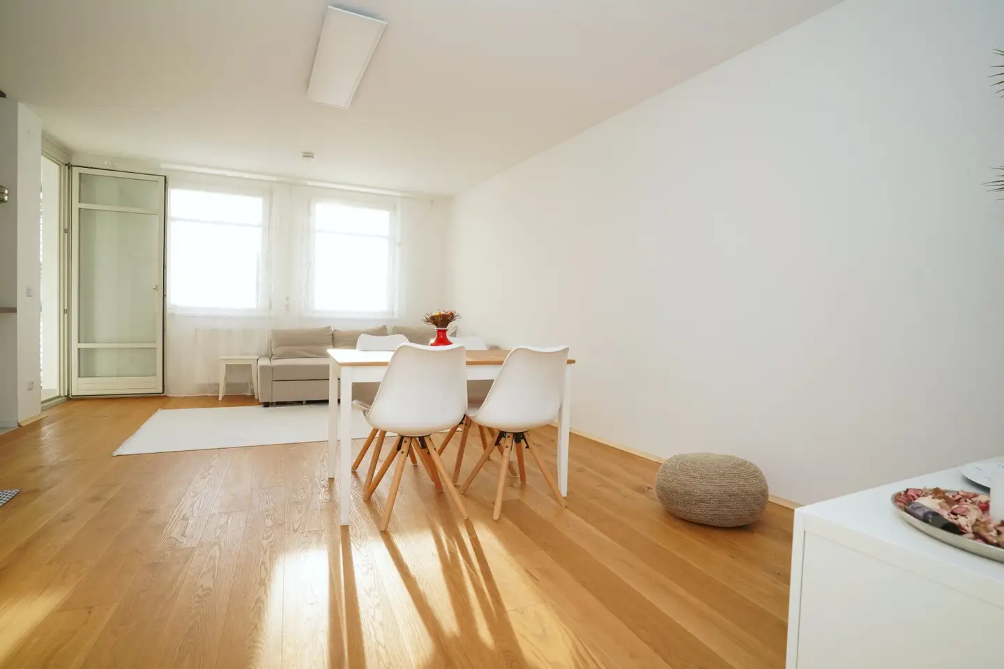 Bright, well maintained and ideally located 4-room apartment with underground parking space in Feschnig