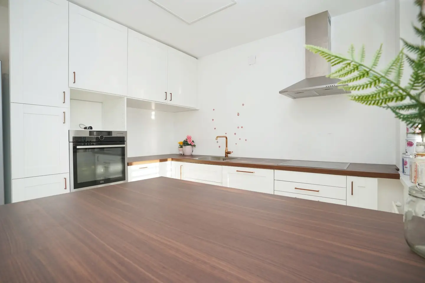 Bright, well maintained and ideally located 4-room apartment with underground parking space in Feschnig