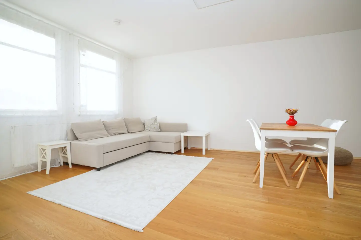 Bright, well maintained and ideally located 4-room apartment with underground parking space in Feschnig