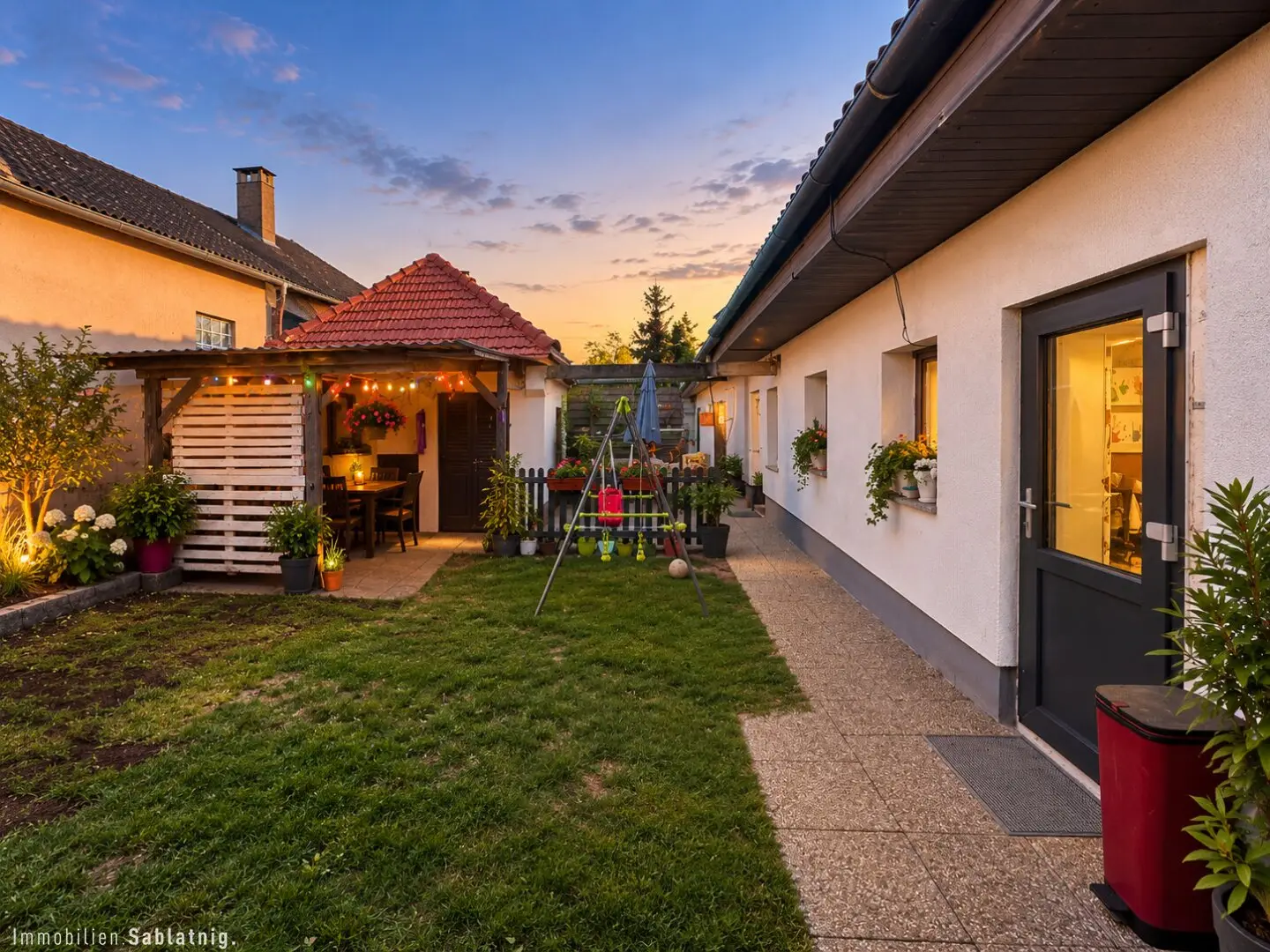 Lovingly renovated country house 5 rooms, with summer house, garage and lots of space in Deutsch Jahrndorf