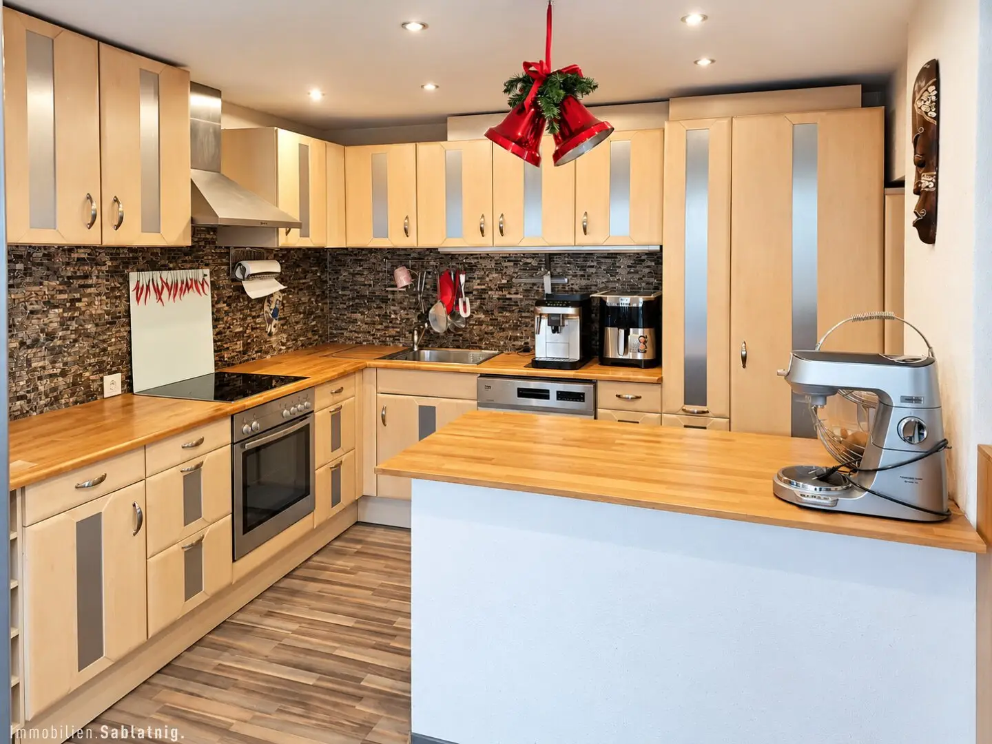 Lovingly renovated country house 5 rooms, with summer house, garage and lots of space in Deutsch Jahrndorf
