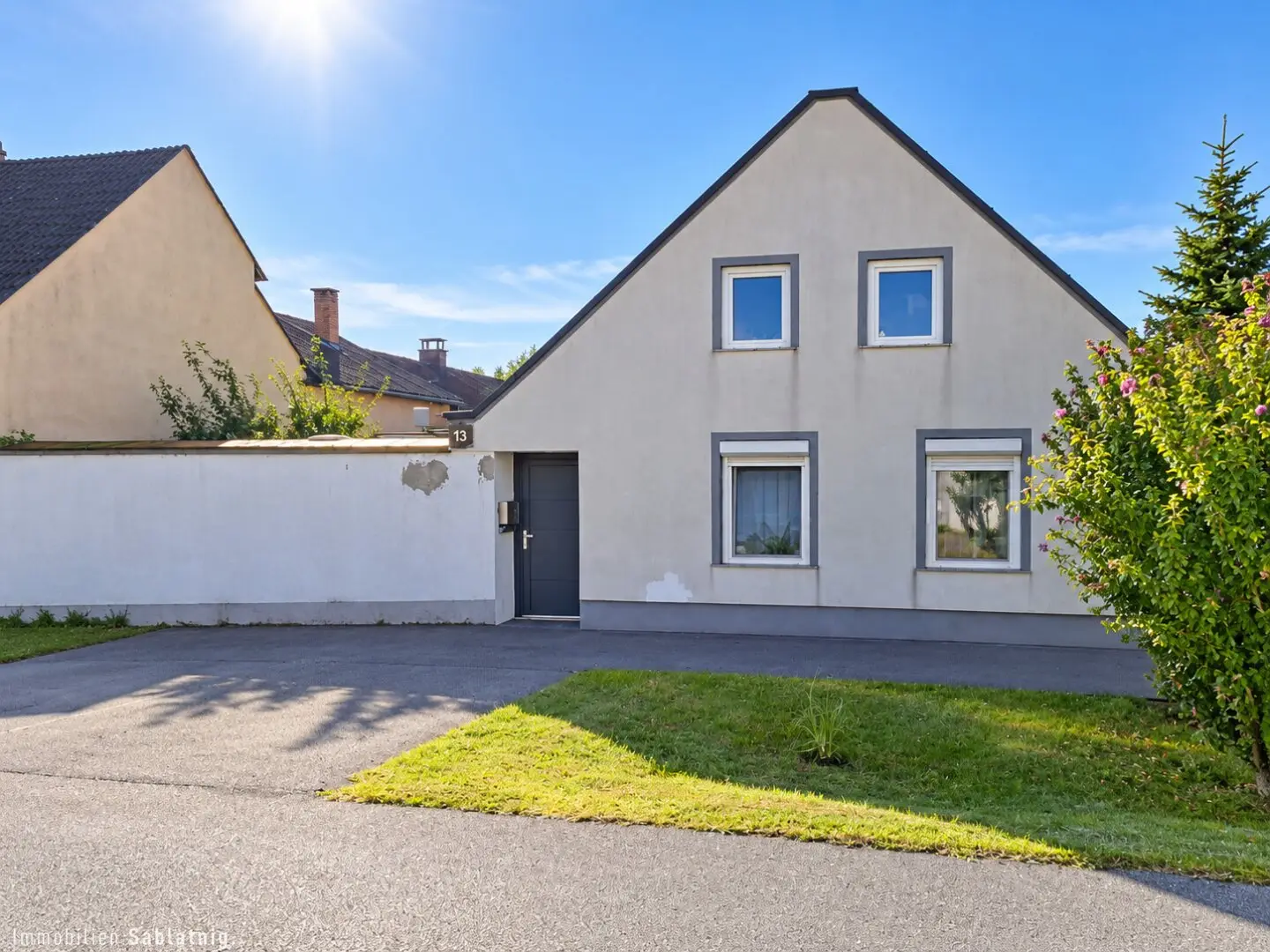 Lovingly renovated country house 5 rooms, with summer house, garage and lots of space in Deutsch Jahrndorf