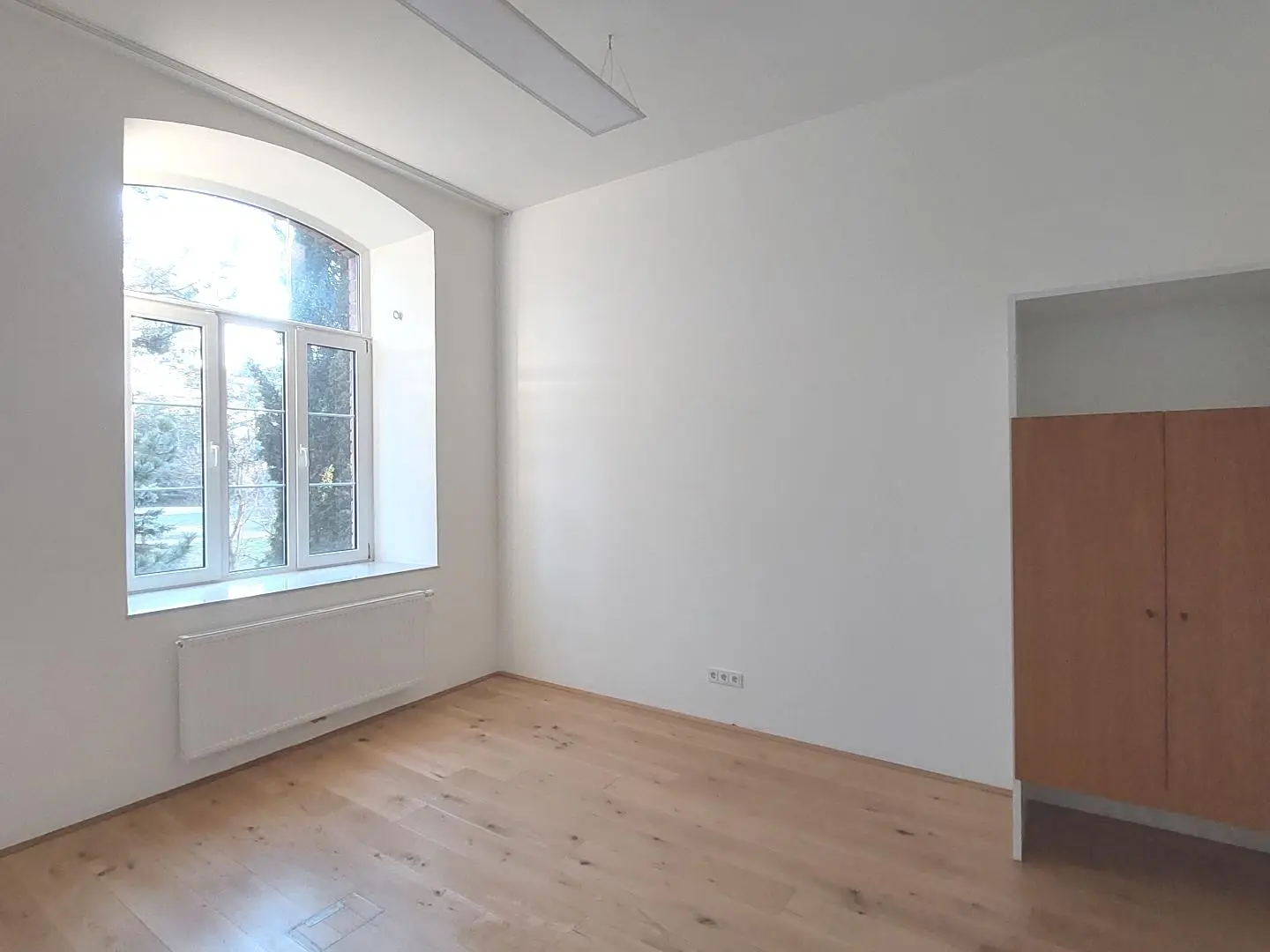 Lichtdurchflutete Wohnung mit Klimaanlage und Gartenblick