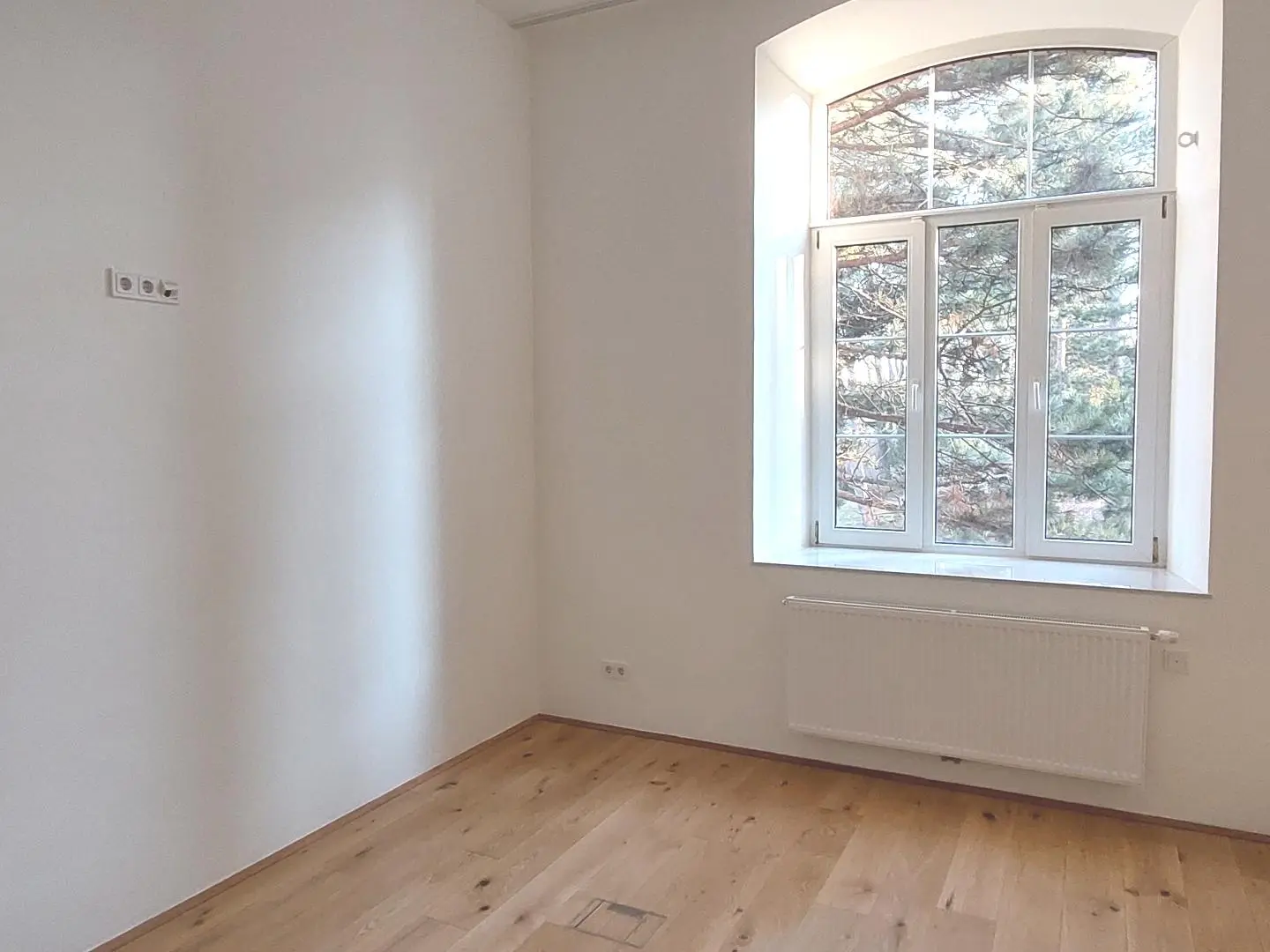 Lichtdurchflutete Wohnung mit Klimaanlage und Gartenblick