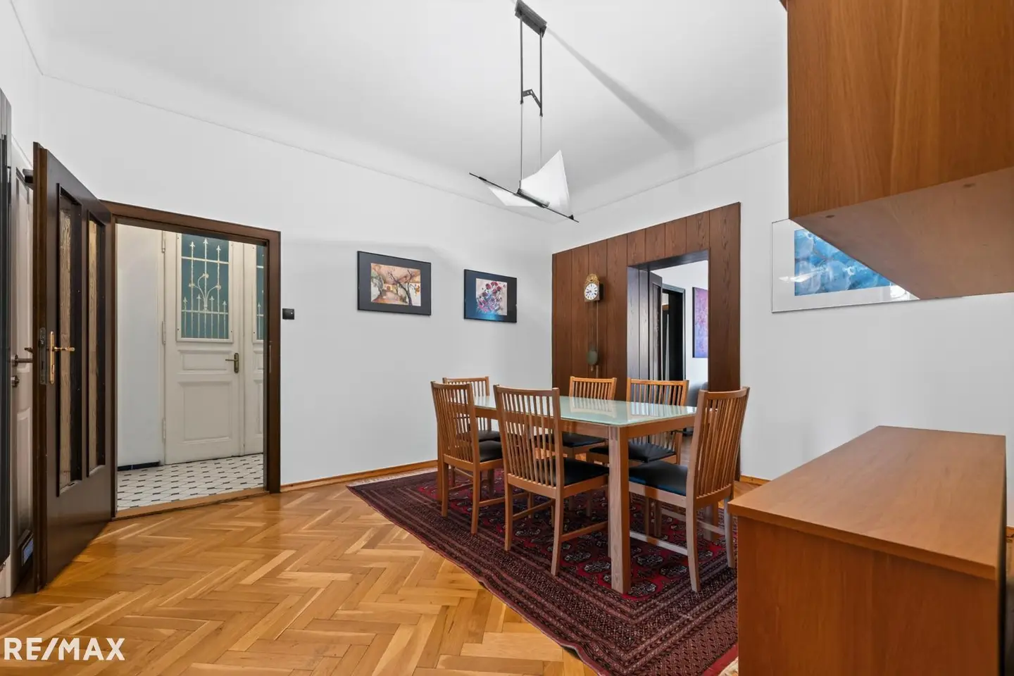 Bright period apartment with balcony and generous entrance hall