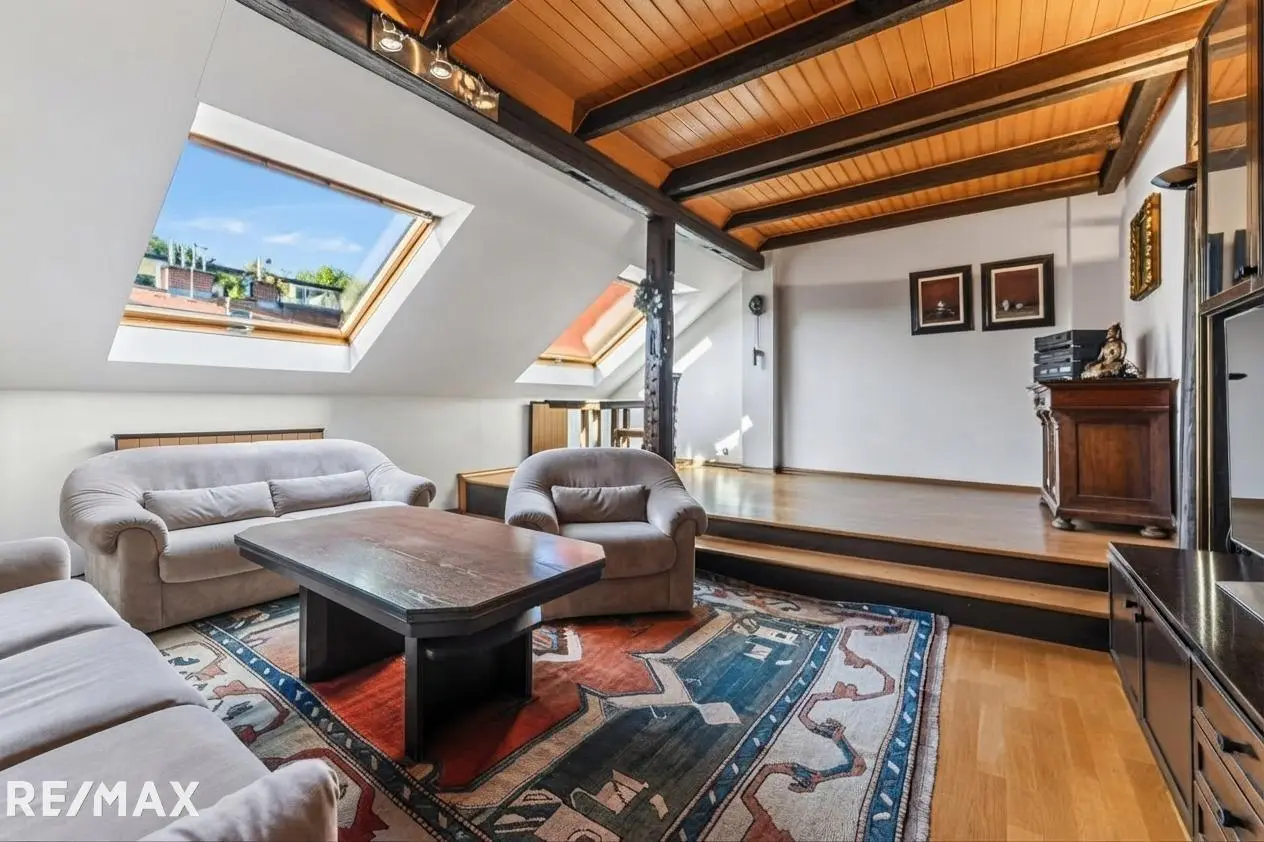 Bright period apartment with balcony and generous entrance hall