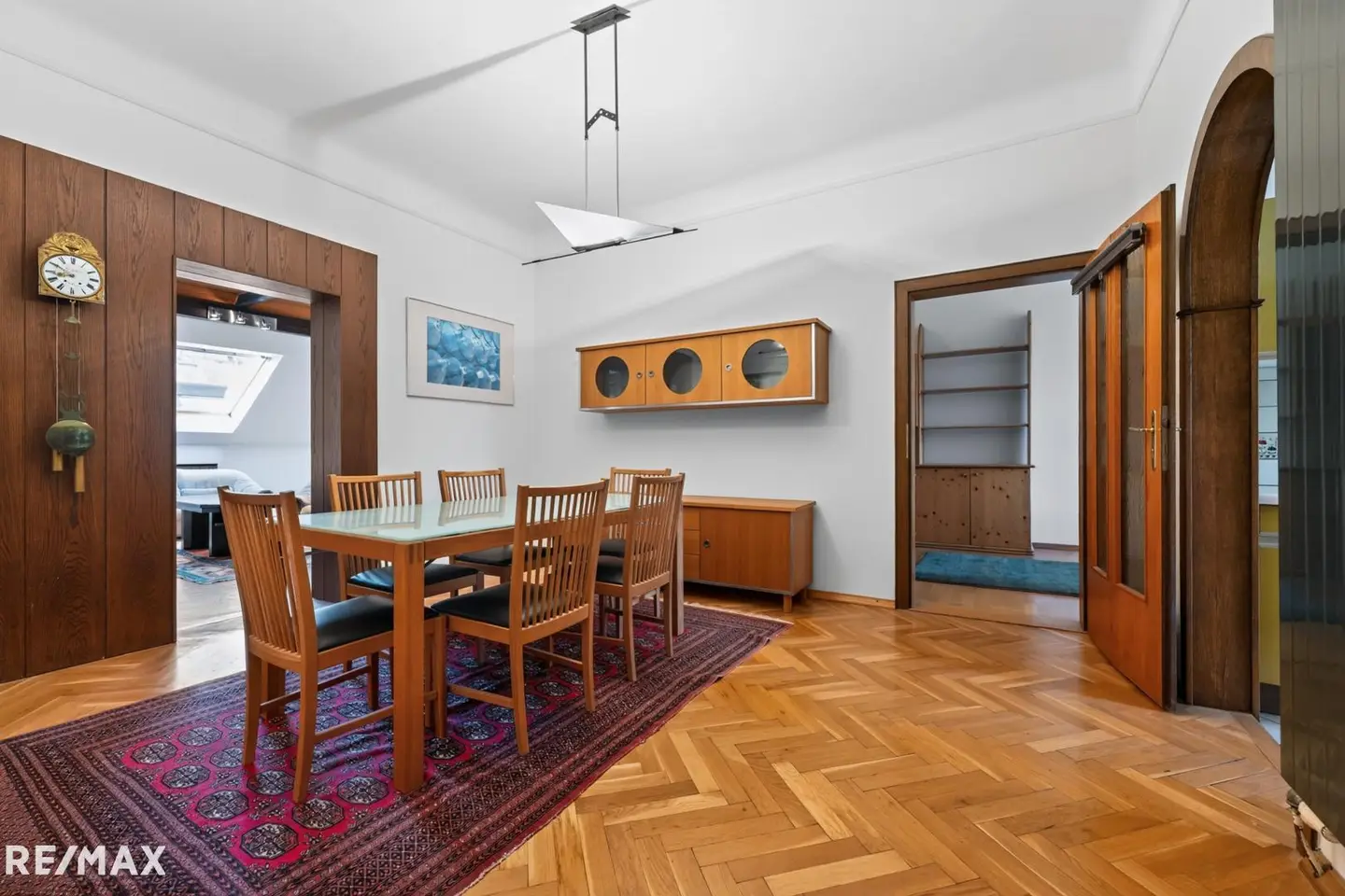 Bright period apartment with balcony and generous entrance hall