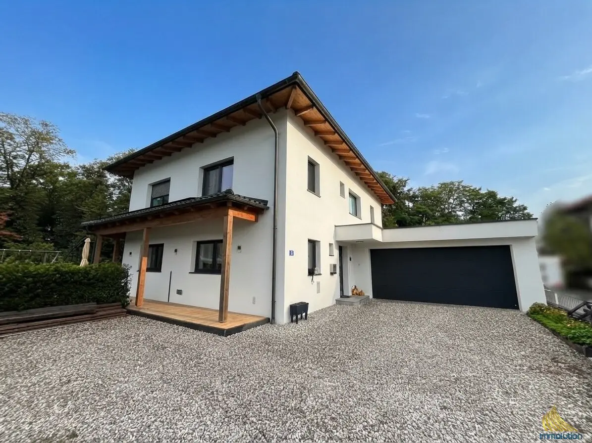 Modernes Einfamilienhaus mit großem Garten, am Bachlauf mit eigenem Waldstück und moderner Haustechnik