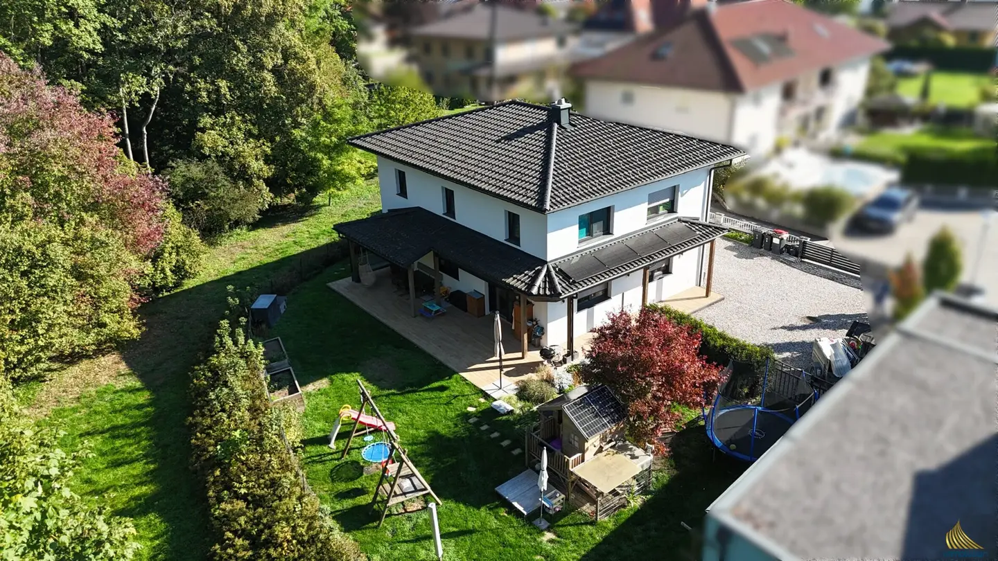 Modernes Einfamilienhaus mit großem Garten, am Bachlauf mit eigenem Waldstück und moderner Haustechnik